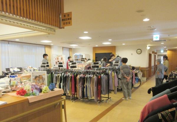 洋服の移動販売イベントを開催しました